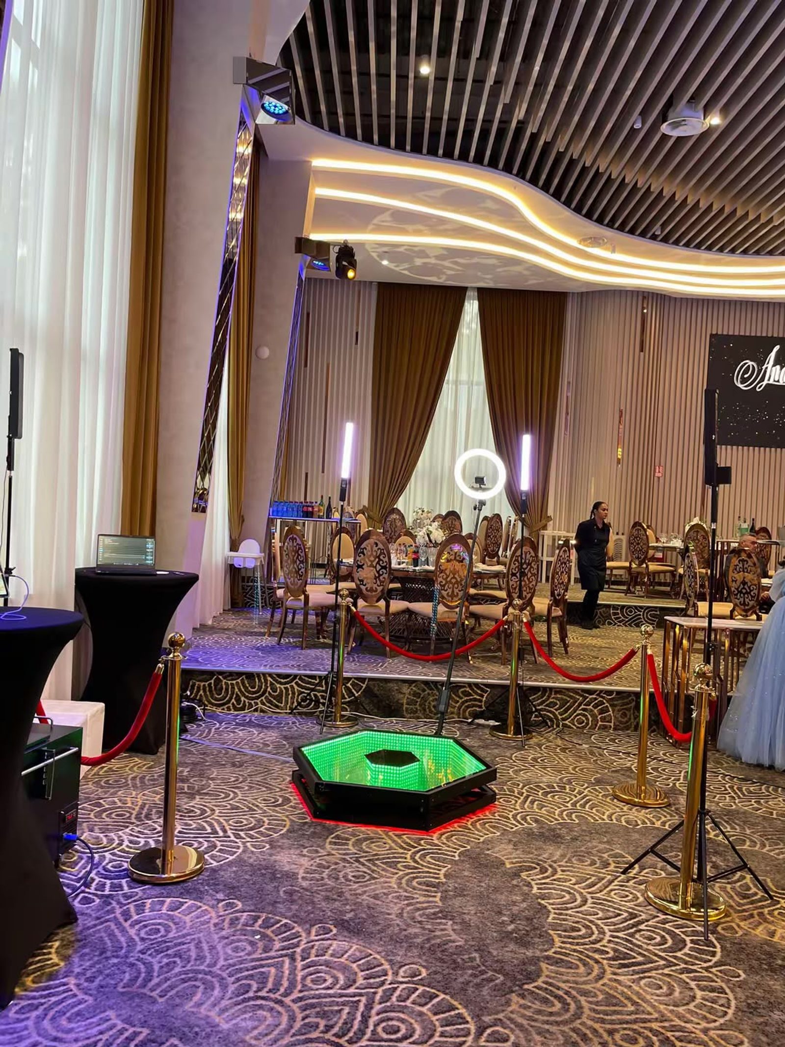 Invitați la cabina Selfie 360 Smiling Event